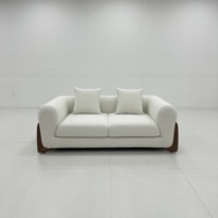 Canapé Chesterfield deux places moderne en tissu de haute qualité avec pieds en bois massif blanc pour salon