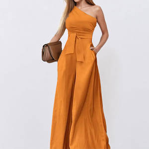 بدلة نسائية أنيقة بتصميم مخصص للبيع بالجملة، بلون واحد وكتف واحد مع رباط وخصر مرتفع وساق واسعة - Product Image 4