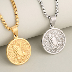 Collar de Acero Inoxidable con Colgante de Mano de Oración, Joyería Religiosa al por Mayor, Chapado en Oro de 18K para Hombres y Mujeres - Product Image 1