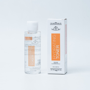El tónico hidratante 701 combina la calmante camomila y el ácido hialurónico para iluminar y refrescar la piel, brindando una hidratación suave. - Product Image 2
