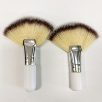 Hoge kwaliteit MINI zachte schoonheidsspecialiste reinigings cosmetische kleine witte korte houten handvat synthetische vezel waaierborstels voor het gezicht