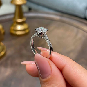 Anillo de Compromiso de Oro Blanco F1682 con Diamante Corte Brillante Redondo, Color G Natural, Joyería para Mujer - Product Image 3