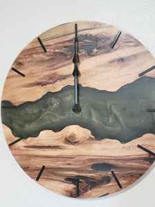 นาฬิกาแขวนผนังงานฝีมือเรซิ่น ตกแต่งด้วยไม้ สวยงาม ทันสมัย ทนทาน ใช้งานได้จริง และทำด้วยมือ เหมาะสำหรับห้องนั่งเล่นและห้องนอน - Product Image 3