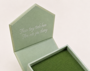 Caja de Regalo Rígida Color Verde Salvia con Logotipo Impreso a Medida y Inserto de Terciopelo, Fabricante de Vietnam - Product Image 1
