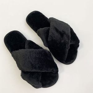 Hermosas zapatillas de felpa con correa cruzada de piel sintética para mujer, cálidas y resistentes para interiores y exteriores Zapatillas de casa, venta al por mayor - Product Image 1