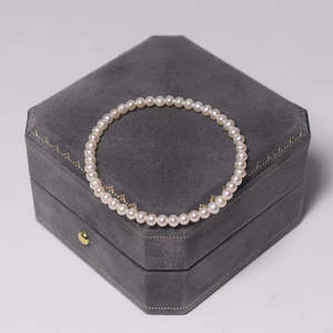 Mini bracelet élastique en perles d'eau douce naturelles de 3 à 4 mm, fabriqué à la main avec une beauté élégante - Product Image 4