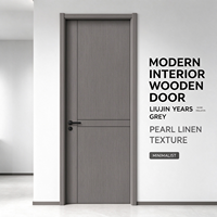 Porte intérieure sur mesure en composite grain de bois gris avec quincaillerie noire pour bâtiment résidentiel