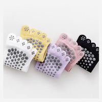 Vente en gros de chaussettes de yoga à cinq doigts pour femmes de couleur unie, chaussettes de trampoline antidérapantes absorbant la sueur, longueur de l'équipage, logo du corps