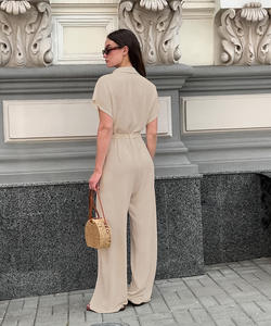 Tuta Corta da Donna Personalizzata OEM in Tessuto Texturizzato Effetto Stropicciato Color Kaki Chiaro con Maniche Corte e Cintura in Vita per uno Stile Rilassato e Neutro - Product Image 2