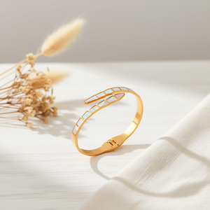 Brazalete Angelina Chapado en Oro con Incrustaciones de Madreperla, Joyería Minimalista para Mujer, Uso Diario - Product Image 5