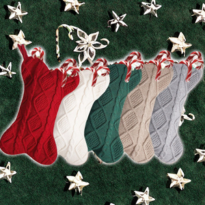 Bas <span class=keywords><strong>de</strong></span> Noël en tricot en forme d'os gris kaki pour animaux <span class=keywords><strong>de</strong></span> compagnie Bas <span class=keywords><strong>de</strong></span> chien suspendu avec des couleurs rouge vert blanc - Product Image 3