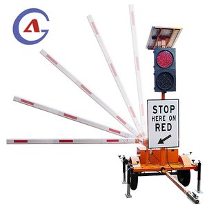 Feu de signalisation automatique portable sur remorque avec barrière, alimenté par énergie solaire, pour contrôle de la circulation temporaire - Product Image 1
