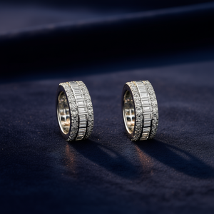 Orecchini a Cerchio in Oro Bianco E3554 con Diamanti Taglio Baguette Incastonati a Canale, Gioielli Classici da Donna - Product Image 2