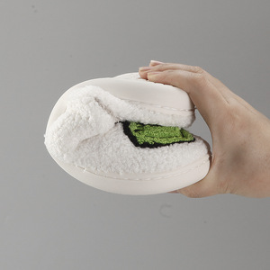 Chaussons d'hiver légers et chauds en fausse fourrure pour homme et femme, idéal pour la maison – Collection Noël <span class=keywords><strong>Grinch</strong></span> - Product Image 4