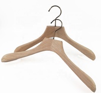 Cintres en bois personnalisés YT antidérapants avec encoches pour les épaules, cintres en bois pour manteaux, costumes, robes, présentation en magasin de vêtements