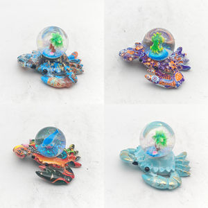 Globo de Nieve Decorativo con Resina de Impresión por Transferencia de Agua, Diseño de Cangrejo, Árbol de Coco y Animales, Venta Caliente de Fábrica - Product Image 1