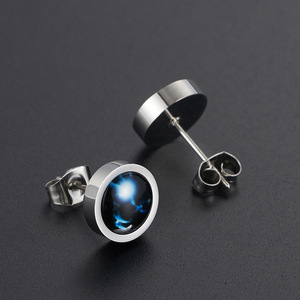 สไตล์ท้องฟ้าเต็มไปด้วยดวงดาว ราศีต่างๆ เรืองแสงในที่มืด ต่างหูแบบหนีบ สแตนเลส ดีไซน์ทรงเรขาคณิต ของขวัญสำหรับผู้ชาย - Product Image 4