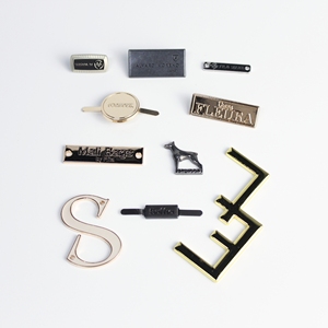 Étiquettes en métal recyclé, 3D en relief, découpées au laser, designs personnalisés, étiquettes de marque de vêtements tendance et durables pour les marques éco-responsables - Product Image 3