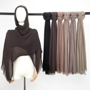 แฟชั่นมาใหม่ล่าสุดผ้าพันคอย่นผ้าวิสคอตตอนย้อมสีล้วนย้อมด้วยมือผ้าพันคอผ้าฝ้ายเรยอนโมดอลฮิญาบผ้าคลุมไหล่มีรอยยับมีพู่ - Product Image 1