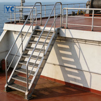 Marches d'escalier extérieures en acier galvanisé antidérapantes avec garde-corps en fer forgé, design moderne, installation par boulons, garantie 5 ans