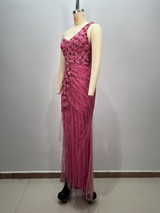 Abito da sera monospalla fucsia con paillettes, spacco alto e ricami di piume di pavone, abito lungo formale per ballo di fine anno, invitata a matrimoni e feste - Product Image 3