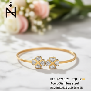 Bracelet manchette plaqué or Angelina Diamant Fleur, Bijou romantique pour femme, en acier inoxydable avec sertissage pavé - Product Image 5