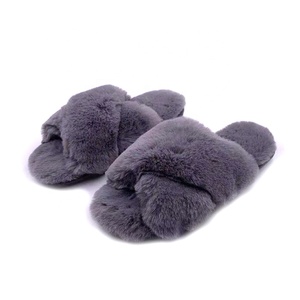 شباشب منزلية شتوية عصرية ومريحة من الفرو الصناعي الفاخر، بنعل TPR وحزام متقاطع، للنساء والسيدات - Product Image 6