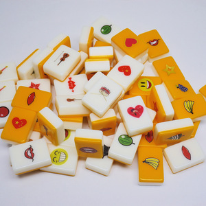 Mini Fichas de Mahjong 27x19x10mm ABS, Juego Portátil de Viaje, Amarillo y Blanco, Uso Universal, Número de Pieza MN-MJ905 - Product Image 1