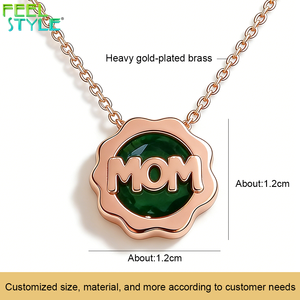 Collier pendentif personnalisé en acier inoxydable 316L plaqué or PVD, avec breloque pièce de monnaie à contour ondulé en forme de pétale, bord festonné et malachite verte - Product Image 1