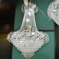 Lustre de luxe en métal de fer de 12 têtes lustre de couronne d'or avec le cristal de perle pour la décoration de plafond de mariage