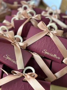 שקית נייר עם לוגו מותאם אישית, קופסת מתנה יוקרתית לחתונה עם קישוט סרט, שקית מתנה יוקרתית מנייר בצבע שנהב/בורדו - Product Image 4