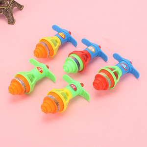 Toupie lumineuse à torsion, gyroscope, jouet clignotant alimenté par batterie pour enfants de 5 à 7 ans, unisexe - Product Image 5