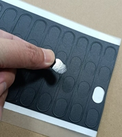 Feuille d'étiquettes adhésives personnalisées en PC givré de 1 mm d'épaisseur, sérigraphiées et gaufrées, avec dos noir, ruban adhésif double face pour ombrage et scellage