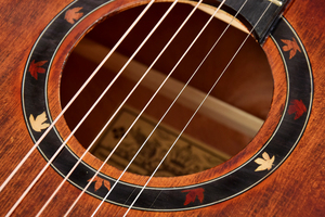 Guitarra Acústica Kaysen de Alta Gama con Tapa de Abeto Sólido, con Pastilla, Funda Acolchada, Cejilla, Correa y Afinador - Product Image 5