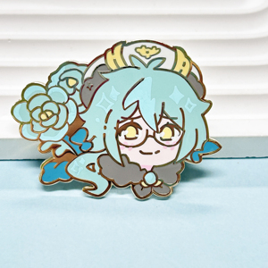 เข็มกลัดเคลือบทองแบบแข็งลายการ์ตูนสาวน้อยผมสีฟ้าอ่อนน่ารัก สไตล์ชิบิ พร้อมแว่นตาและลายดอกไม้ - Product Image 1