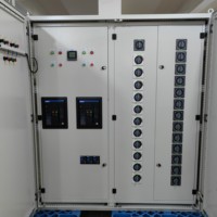 Boîtier de distribution industriel sur mesure Chengcheng PDG 440V 1250A haute capacité à double porte IP55 avec verrou hybride