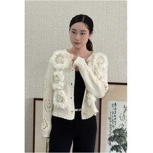 Cardigan court élégant <span class=keywords><strong>en</strong></span> tricot pour <span class=keywords><strong>femme</strong></span>, <span class=keywords><strong>en</strong></span> <span class=keywords><strong>laine</strong></span> et mélanges, avec fleurs <span class=keywords><strong>en</strong></span> fourrure de lapin faites à la <span class=keywords><strong>main</strong></span>, directement de l'usine - Product Image 5