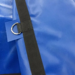 Lona de PVC premium con bordes reforzados y ojales de latón resistentes a la oxidación, de alta resistencia y durabilidad para uso logístico en camiones. - Product Image 6