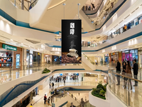 Écran LED suspendu double face ultra-mince personnalisé pour affichage numérique intérieur destiné aux centres commerciaux, magasins de détail et fabricants