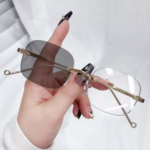 Gafas de Sol Retro 2025 con Lentes Fotocromáticas que Cambian de Color, Montura de Aleación sin Aro, Anti Luz Azul para Mujer - Product Image 1