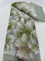 Nouveau tissu en maille brodé de perles et de sequins en forme de fleurs 3D écologique pour robes de mariée, costumes de scène et tenues pour filles d'usine