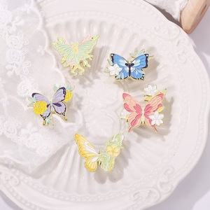 新しい蝶昆虫蛾エナメルピン 3D UV プリントレトロロマンス花の羽ブローチラペルバッジ自然インスピレーションジュエリー - Product Image 1