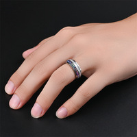 Bague pour homme avec tout-match en acier inoxydable rétro élégant coquille de grain de bois de soie de glace incrustée accessoire d'huile de goutte à goutte à la mode