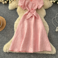 Robe décontractée élégante rose pour femme, coupe trapèze, manches courtes bouffantes, motif rose en relief, ceinture à nouer, décor floral, tenue de soirée
