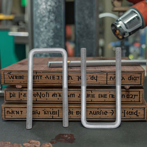 Supports en U personnalisés en acier au carbone titane galvanisé certifiés ISO pour la construction de conduites et de tuyaux - Product Image 1