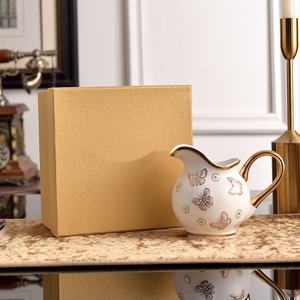 Service à café en céramique vintage avec relief papillon, tasses et soucoupes, ensemble classique avec pot à café - Product Image 2