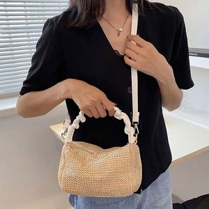 Sac de plage mini en plastique imitation paille pour femme avec poignée en similicuir – Vente en gros pour l'été - Product Image 1