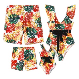 ชุดว่ายน้ำลายดอกไม้แบบหรูหราสำหรับครอบครัว ชุดวันพีซและชุด 4 ชิ้น สำหรับผู้หญิงและผู้ชาย เหมาะสำหรับชายหาดและการว่ายน้ำ - Product Image 2