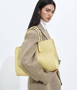 กระเป๋าโท้ท Bottega BV Barbara Tote แบบมีซิป ดีไซน์เรียบหรู ผลิตด้วยเทคนิค Intrecciato จากหนัง Nappa นุ่มยืดหยุ่น รุ่น Veneta - Product Image 3