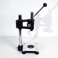 Machine de pressage manuelle pour le scellage des bouteilles et des canettes en plastique de produits alimentaires et de boissons, avec couvercle de bouchage